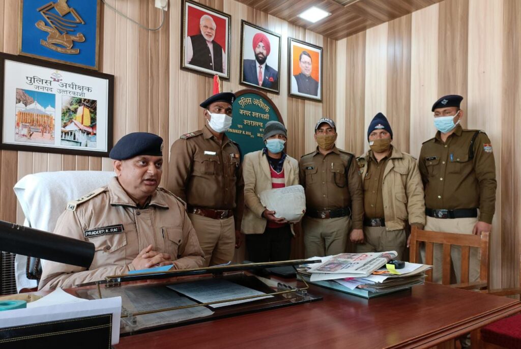 उत्तरकाशी पुलिस की बड़ी कार्रवाई 1 किलो 600 ग्राम अवैध चरस के साथ एक व्यक्ति को किया गिरफ्तार ।