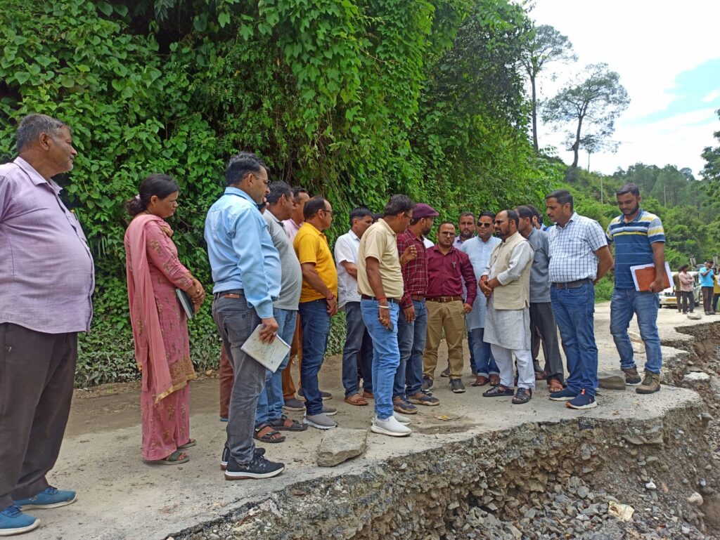 थराली- देवाल मोटर मार्ग का भूपालराम टम्टा ने किया स्थलीय निरीक्षण। NIU