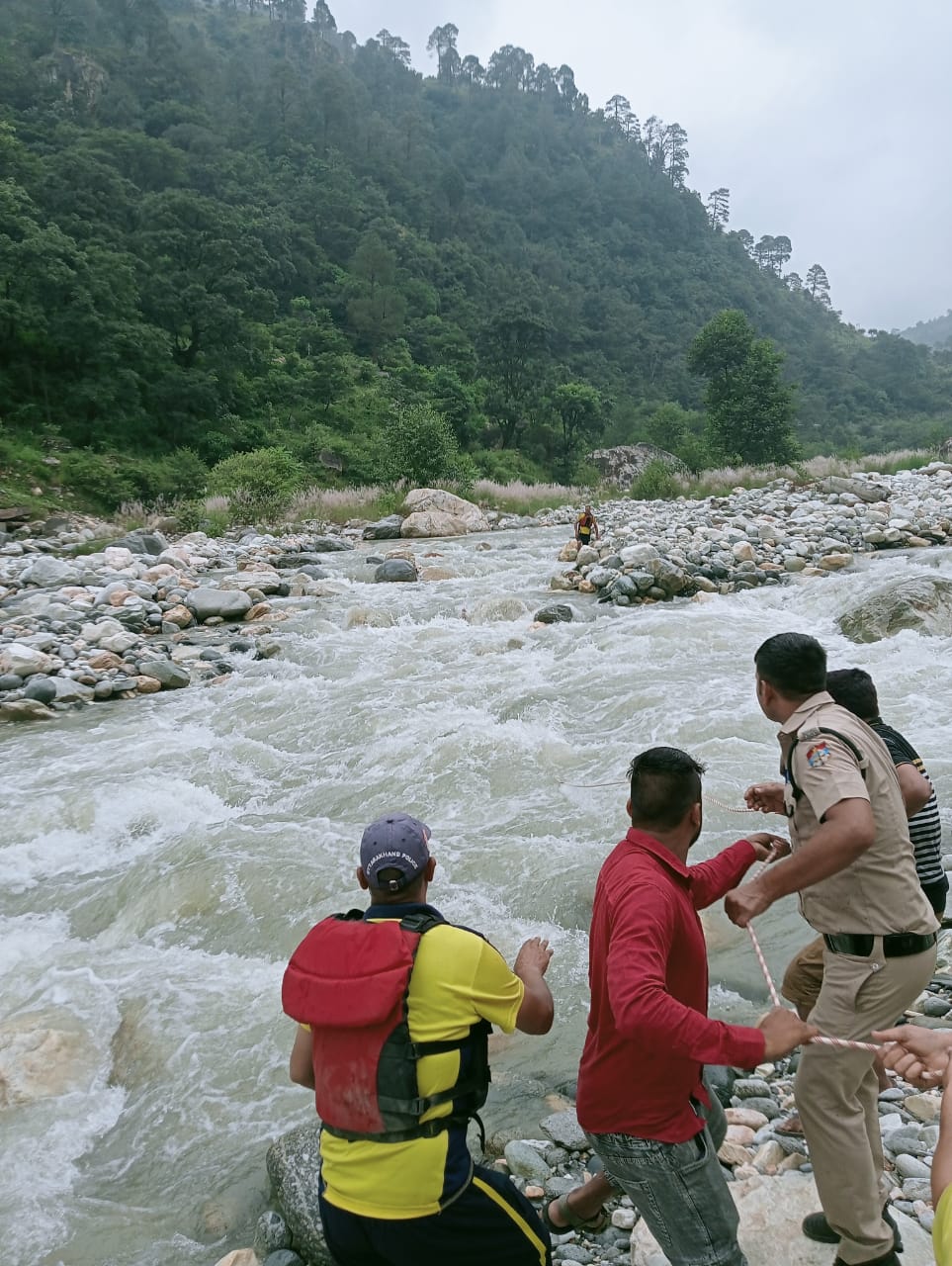 यहाँ यमुना नदी में बहे तीर्थ यात्री के शव को पुलिस ने किया बरामद, शव की पुलिस ने की शिनाख्त, महाराष्ट्र का निकला यात्री। NIU