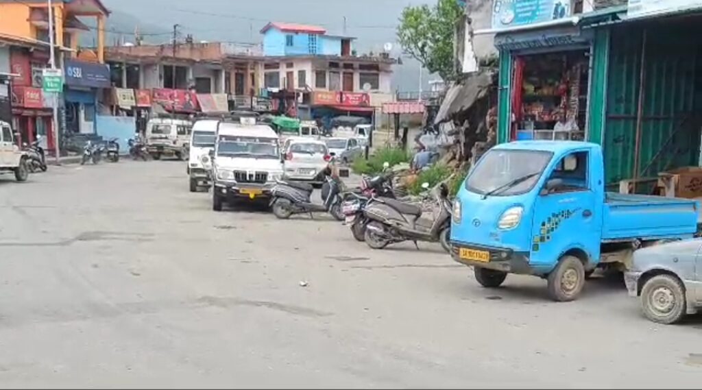 पार्किंग, शौचालय तथा कूड़ा निस्तारण की समस्या से आज भी जूझ रहा है ब्रहमखाल बाजार। NIU