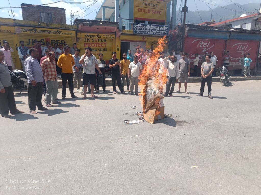 व्यापारिक प्रतिष्ठान तोड़े जाने पर व्यापारियों ने बाजार बंद कर किया मुख्यमंत्री का पुतला दहन। NIU