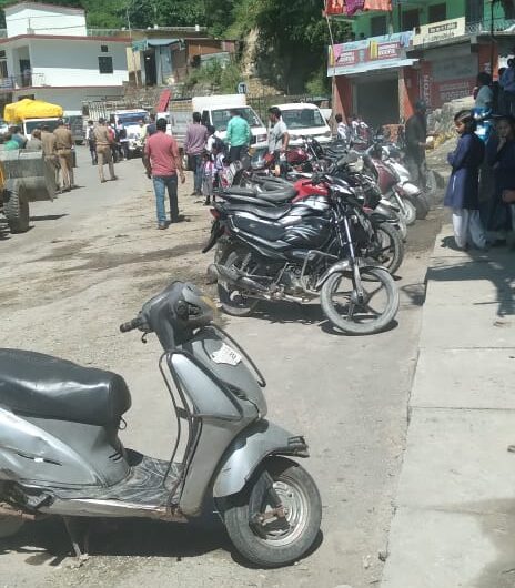 ब्रहमखाल बाजार में सड़क पर लगा हुआ है वाहनों का जमघट, कभी भी हो सकती अनहोनी, स्थानीय पुलिस कर रही अनदेखी। NIU