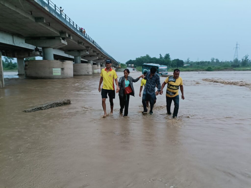 उत्तराखंड: यहां नदी में फंसी बस, एसडीआरएफ ने बस में सवार लोगों का किया सकुशल रेस्क्यू। NIU