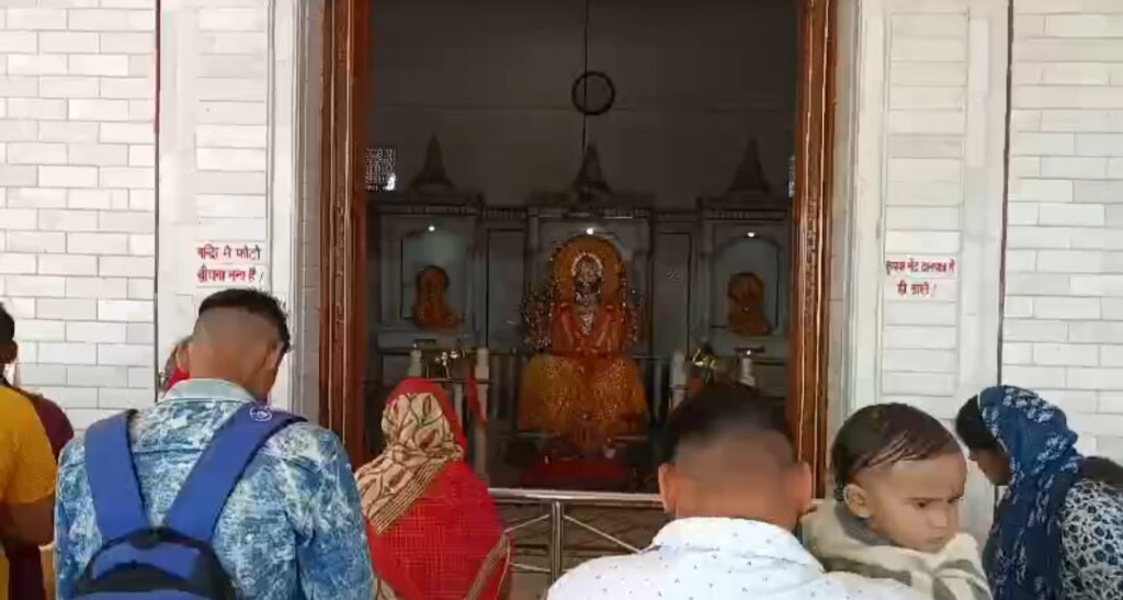 महालक्ष्मी मंदिर में सुबह से ही श्रद्धालुओं द्वारा मंदिर परिसर में कन्या पूजन का आयोजन किया गया। NIU