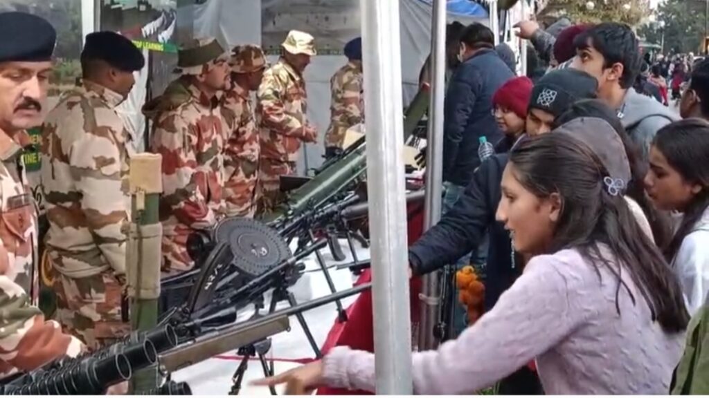 मसूरी विंटर लाइन कार्निवाल के तहत ITBP और CRPF के द्वारा ने लगाई हाईटेक हथियारों की प्रदर्शनी, बड़ी संख्या में पहुंचे लोग। NIU