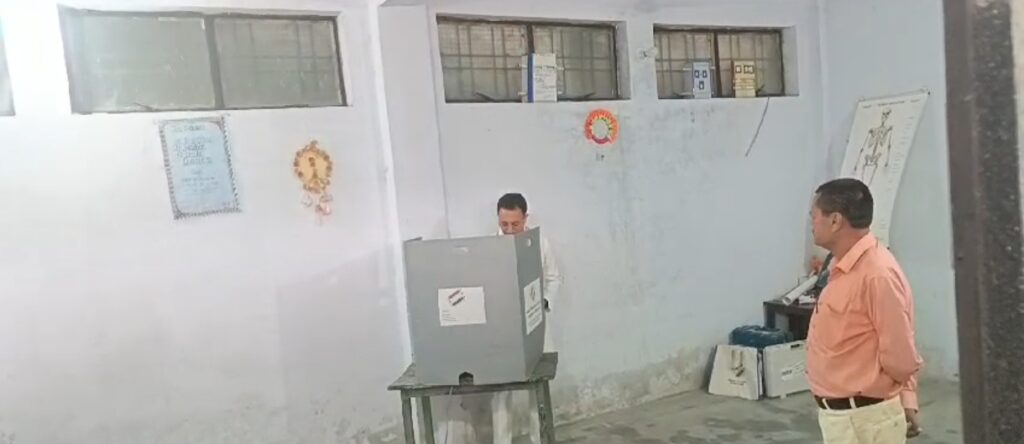 UP Election: पीडब्ल्यूडी मंत्री जितिन प्रसाद ने शाहजहांपुर में परिवार के साथ डाला वोट NIU