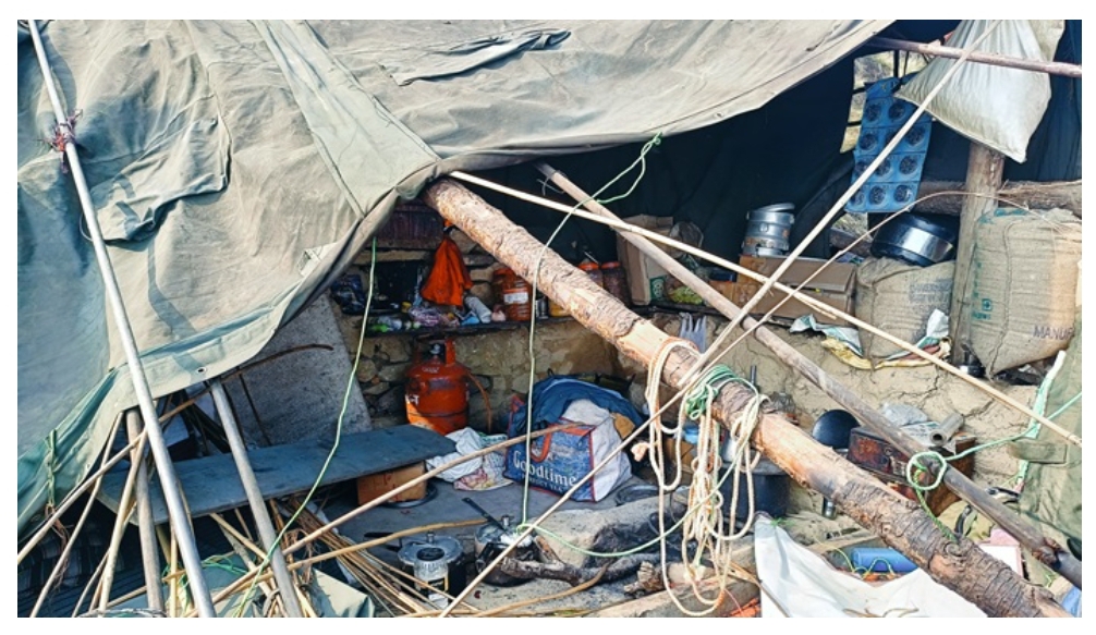 अंधेरे जंगल में ये पर्यटक होते किसी हादसे का शिकार तो कौन होता जिम्मेदार? रुद्रनाथ ट्रैक में वन विभाग की करतूत । NIU