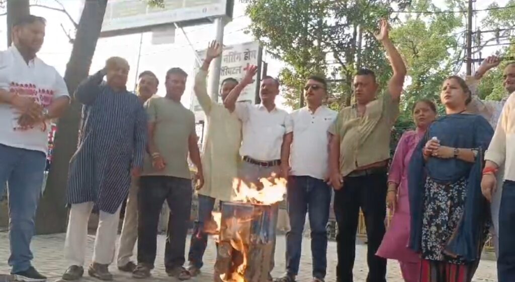 उद्यान घोटाले में अधिकारियों कर्मचारियों पर FIR, तो फिर मंत्री जी को राहत क्यों? कांग्रेस ने फूंका गणेश जोशी का पुतला l NIU