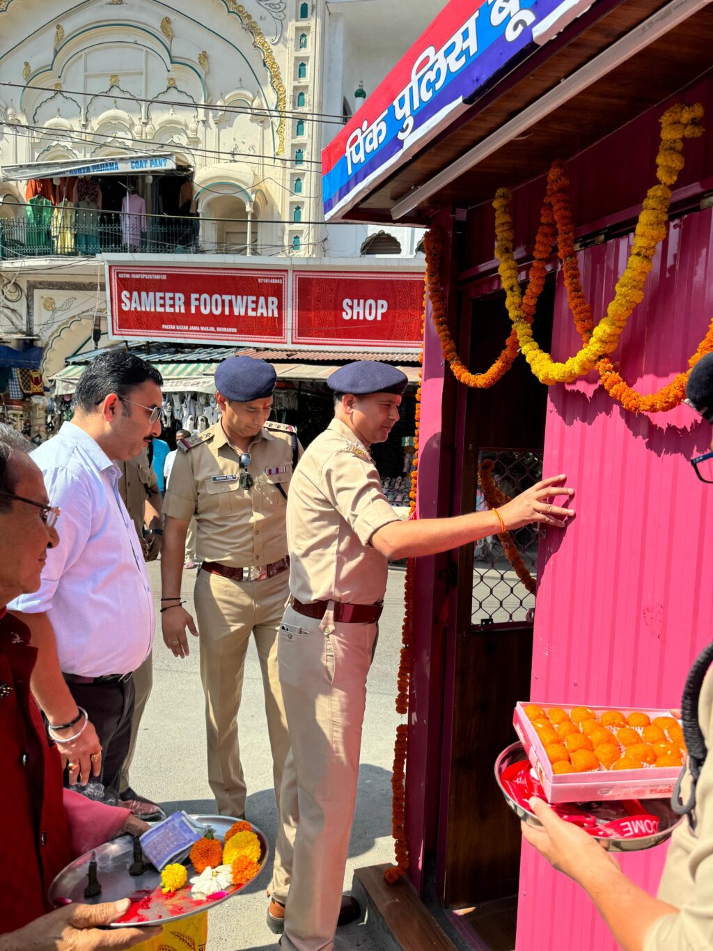 महिला सुरक्षा की दिशा में दून पुलिस ने बढ़ाया एक और कदम, पलटन बाजार में स्थापित किया “पिंक पुलिस बूथ” | NIU