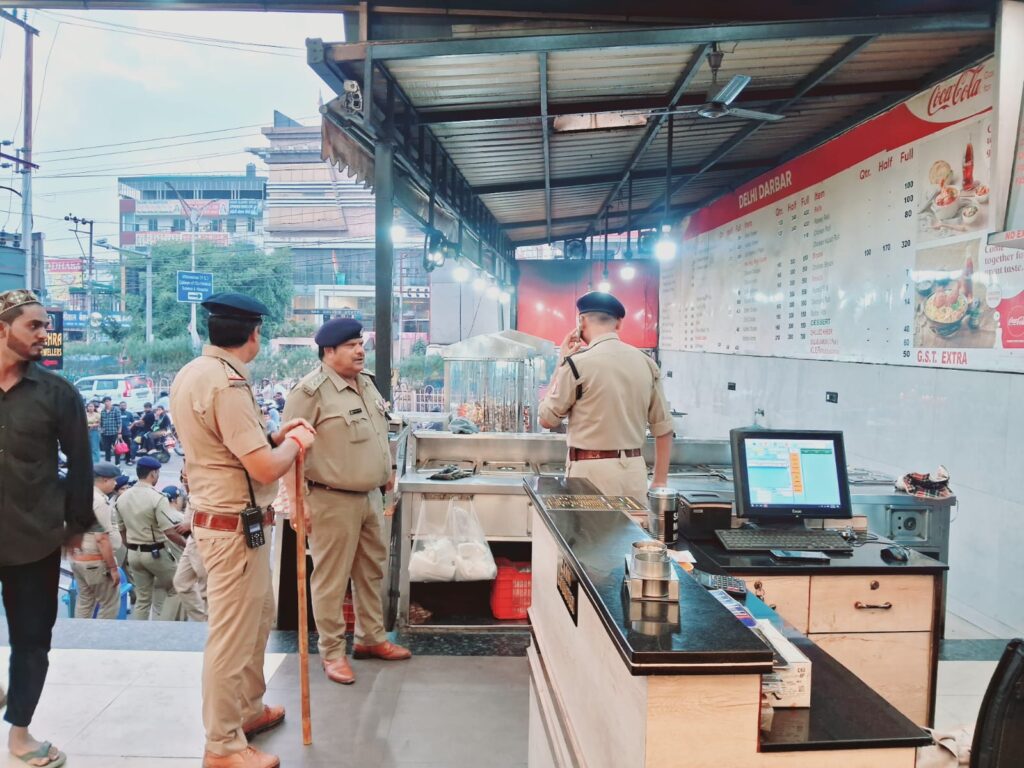 दून पुलिस का चैकिंग अभियान आज दुसरे दिन भी जारी, पेय एवं खाद्य पदार्थों में मिलावट सम्बन्धित चैकिंग करते हुए किया गया कार्यरत कर्मियों का सत्यापन । NIU