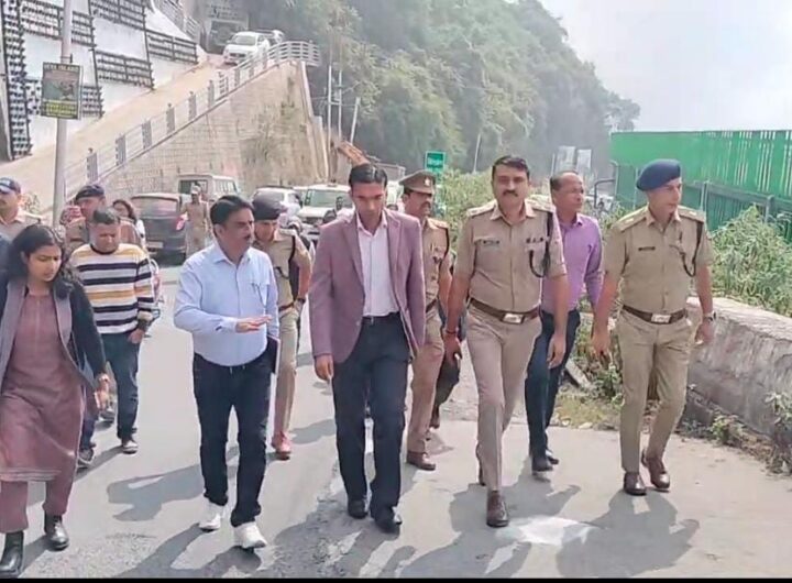 दून DM तथा SSP द्वारा मसूरी भ्रमण कर यातायात/पार्किंग/सुरक्षा व्यवस्था का लिया गया जायजा, मल्टी लेवल पार्किंग का निरीक्षण कर सम्बन्धित अधिकारियों से ली जानकारी | NIU