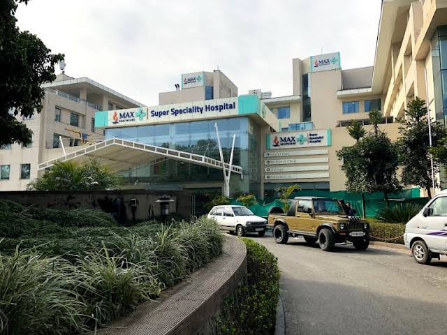 Max Hospital Dehradun सवालों के घेरे में, पीड़ित परिजनों ने लगाए गंभीर आरोप, वायरल हुआ वीडियो । NIU