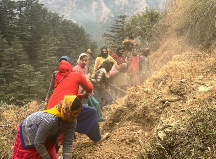 जौनपुर: भीषण ठंड में ग्रामीण सड़क बनाने हेतु श्रमदान में जुटे, आखिर  बंगशील-ओडार्सू मोटर-मार्ग में कौन डाल रहा अड़ंगा? पढ़ें पूरी खबर l NIU